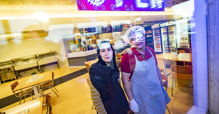 Asemanseudun kahvila-ravintolan ovi käy tiuhaan