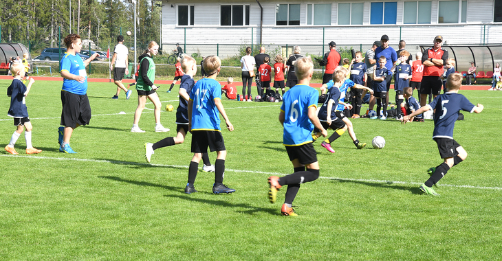 Liedon Pallon seurapäivänä ruohikolla oli vipinää