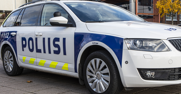 Poliisi epäilee kolmea murroista useisiin liikkeisiin