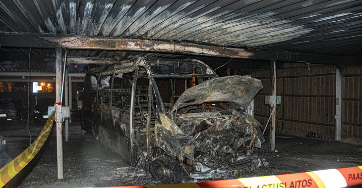 Jäkärlässä paloi anastettu minibussi