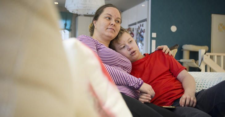 Väkivaltaa, eristämistä ja katteettomia hoitoja