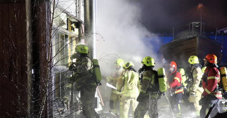 Teollisuushallin ulkoseinää paloi