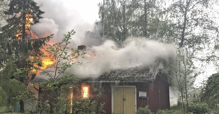 Salama tuhosi Tarvaisten pihavaraston