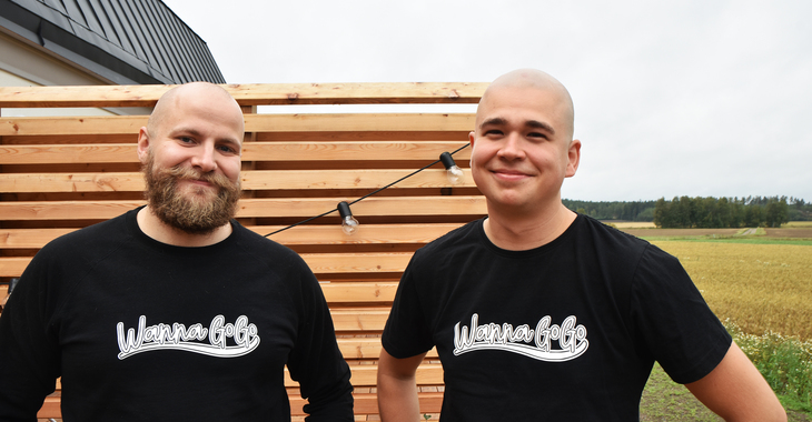Auto käyttöön näyttöä painamalla